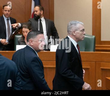 Austin, Texas, Stati Uniti. 9th giugno 2022. Texas Dept. Del direttore della pubblica sicurezza STEVE MCCRaw, r, seguito dal vice FREEMAN MARTIN si dirige alla sessione esecutiva mentre la Casa del Texas nomina il comitato investigativo sul tiro elementare del Robb per prendere la testimonianza il 9 giugno 2022. (Credit Image: © Bob Daemmrich/ZUMA Press Wire) Foto Stock