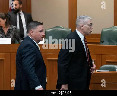 Austin, Texas, Stati Uniti. 9th giugno 2022. Texas Dept. Del direttore della pubblica sicurezza STEVE MCCRaw, r, seguito dal vice FREEMAN MARTIN si dirige alla sessione esecutiva mentre la Casa del Texas nomina il comitato investigativo sul tiro elementare del Robb per prendere la testimonianza il 9 giugno 2022. (Credit Image: © Bob Daemmrich/ZUMA Press Wire) Foto Stock