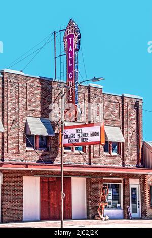 03-16-2022 Fairfax Oklahoma USA Old Tall Chief Theatre con mostra per i Killers of the Flower Moon in città dove è stato ambientato il libro Foto Stock