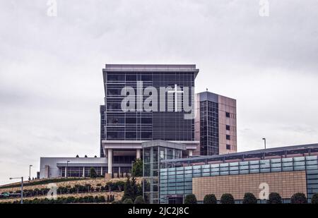 2022 05 13 Tulsa OK USA St Francis Hospital a Tulsa Oklahoma seduta su una collina paesaggistica con croce gigante sulle finestre anteriori Foto Stock