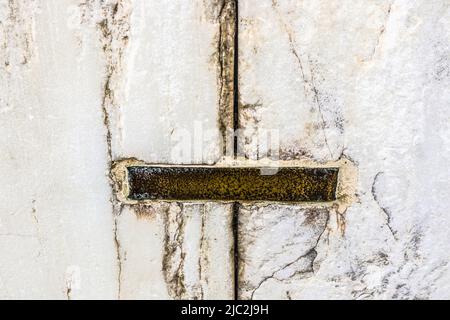 Un rinforzo in metallo usato per riparare gli edifici dell'Acropoli ad Atene che in seguito si rivelò dannoso per le rovine Foto Stock