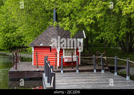 Mosca, Russia - 03 giugno 2022: Casa del pescatore sulla riva del bacino idrico. Foto di alta qualità Foto Stock