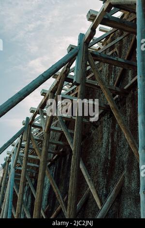 Costruzione di legno su una produzione di sale vecchia Foto Stock