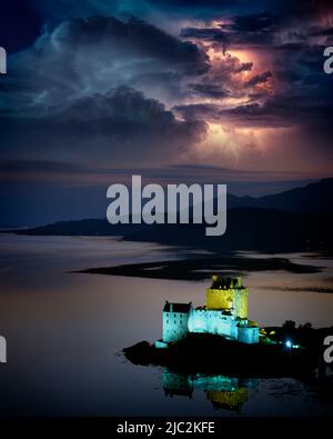 GB - SCOZIA: Castello di Eilean Donan su Loch Alsh nelle Highlands occidentali Foto Stock