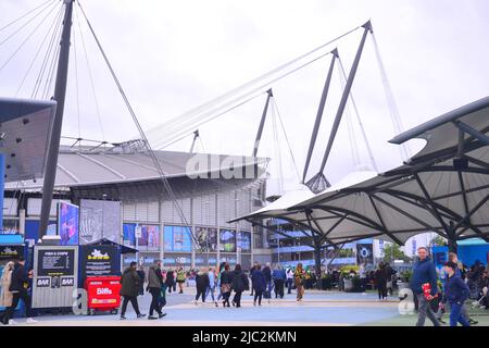 Manchester, Regno Unito. 9th giugno 2022. I fan di City Square Fanzone ed Sheeran arrivano all'Etihad Stadium, Manchester, Inghilterra, Regno Unito, Isole britanniche mentre ed Sheeran inizia un'apparizione notturna di 4 ore. Lo stadio accoglierà 240.000 tifosi nelle 4 notti. Il City Square Fanzone dispone di ristoranti e di banchi di bevande per gli arrivi anticipati dal 4pm. Credit: Terry Waller/Alamy Live News Foto Stock