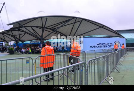 Manchester, Regno Unito. 9th giugno 2022. I fan di City Square Fanzone ed Sheeran arrivano all'Etihad Stadium, Manchester, Inghilterra, Regno Unito, Isole britanniche mentre ed Sheeran inizia un'apparizione notturna di 4 ore. Lo stadio accoglierà 240.000 tifosi nelle 4 notti. Il City Square Fanzone dispone di ristoranti e di banchi di bevande per gli arrivi anticipati dal 4pm. Credit: Terry Waller/Alamy Live News Foto Stock