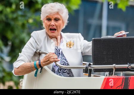 Sua Maestà il Giubileo del platino della Regina Pageant che racconta la storia del suo regno di 70 anni, giocato in quattro parti. Foto Stock