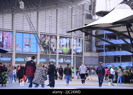 Manchester, Regno Unito. 9th giugno 2022. I fan di City Square Fanzone ed Sheeran arrivano all'Etihad Stadium, Manchester, Inghilterra, Regno Unito, Isole britanniche mentre ed Sheeran inizia un'apparizione notturna di 4 ore. Lo stadio accoglierà 240.000 tifosi nelle 4 notti. Il City Square Fanzone dispone di ristoranti e di banchi di bevande per gli arrivi anticipati dal 4pm. Credit: Terry Waller/Alamy Live News Foto Stock