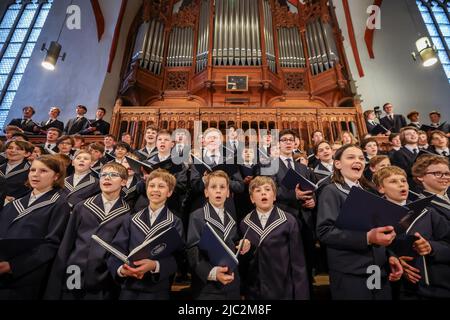 09 giugno 2022, Sassonia, Lipsia: Il coro dei St. Thomas Boys canta al concerto di apertura del Festival di Lipsia Bach nella chiesa di St. Thomas. Con il titolo 'Bach - We are Family', il festival dal 9 al 19 giugno è destinato a essere una riunione di famiglia della comunità Bach. Secondo gli organizzatori, Johann Sebastian Bach (1685-1750) sarà al centro, ma si ascolteranno anche opere dei suoi antenati che gli erano significativi, così come due composizioni dei suoi figli. Saranno offerti un totale di 153 eventi. Tra gli altri, 51 cori e 43 orchestre con circa 870 musicisti e numerosi soloi Foto Stock