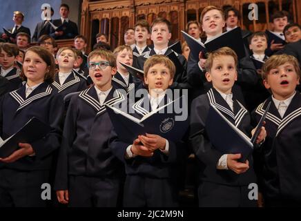 09 giugno 2022, Sassonia, Lipsia: Il coro dei St. Thomas Boys canta al concerto di apertura del Festival di Lipsia Bach nella chiesa di St. Thomas. Con il titolo 'Bach - We are Family', il festival dal 9 al 19 giugno è destinato a essere una riunione di famiglia della comunità Bach. Secondo gli organizzatori, Johann Sebastian Bach (1685-1750) sarà al centro, ma si ascolteranno anche opere dei suoi antenati che gli erano significativi, così come due composizioni dei suoi figli. Saranno offerti un totale di 153 eventi. Tra gli altri, 51 cori e 43 orchestre con circa 870 musicisti e numerosi soloi Foto Stock