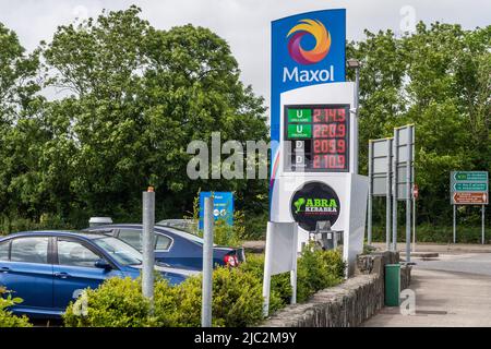 Clonakilty, West Cork, Irlanda. 9th giugno 2022. Il prezzo della benzina e del diesel è salito ben oltre €2 al litro. Il garage Maxol di Clonakilty vendeva diesel oggi a O.2.05.9 per litro e a O.2.14.9 per litro. Credit: AG News/Alamy Live News Foto Stock