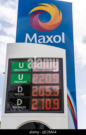 Clonakilty, West Cork, Irlanda. 9th giugno 2022. Il prezzo della benzina e del diesel è salito ben oltre €2 al litro. Il garage Maxol di Clonakilty vendeva diesel oggi a O.2.05.9 per litro e a O.2.14.9 per litro. Credit: AG News/Alamy Live News Foto Stock