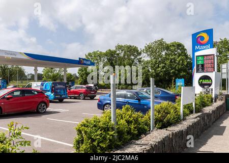 Clonakilty, West Cork, Irlanda. 9th giugno 2022. Il prezzo della benzina e del diesel è salito ben oltre €2 al litro. Il garage Maxol di Clonakilty vendeva diesel oggi a O.2.05.9 per litro e a O.2.14.9 per litro. Credit: AG News/Alamy Live News Foto Stock