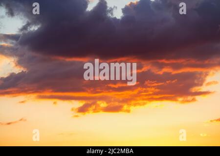 Sfondo colorato di drammatico tramonto o l'alba sky Foto Stock