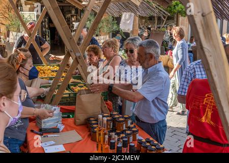 Porreres, Spagna; giugno 04 2022: Fiera annuale delle albicocche nella città di Porreres, Spagna. Bancarelle di strada che vendono albicocche e deserti Foto Stock