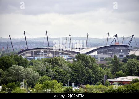 Manchester, Regno Unito. 9th giugno 2022. Vista dall'alto dell'Etihad Stadium, Manchester, Inghilterra, Regno Unito, Isole britanniche, Come ed Sheeran inizia un aspetto notturno 4. Lo stadio accoglierà 240.000 tifosi nelle 4 notti. Il City Square Fanzone dispone di ristoranti e di banchi di bevande per gli arrivi anticipati dal 4pm. Credit: Terry Waller/Alamy Live News Foto Stock