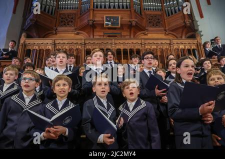 09 giugno 2022, Sassonia, Lipsia: Il coro dei St. Thomas Boys canta al concerto di apertura del Festival di Lipsia Bach nella chiesa di St. Thomas. Con il titolo 'Bach - We are Family', il festival dal 9 al 19 giugno è destinato a essere una riunione di famiglia della comunità Bach. Secondo gli organizzatori, Johann Sebastian Bach (1685-1750) sarà al centro, ma si ascolteranno anche opere dei suoi antenati che gli erano significativi, così come due composizioni dei suoi figli. Saranno offerti un totale di 153 eventi. Tra gli altri, 51 cori e 43 orchestre con circa 870 musicisti e numerosi soloi Foto Stock