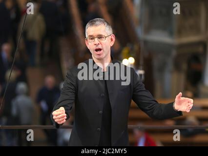 09 giugno 2022, Sassonia, Lipsia: Thomas Cantor Andreas Reize dirige il coro dei St. Thomas Boys al concerto di apertura del Festival di Lipsia Bach nella chiesa di St. Thomas. Con il titolo 'Bach - We are Family', il festival dal 9 al 19 giugno è destinato a essere una riunione di famiglia della comunità Bach. Secondo gli organizzatori, Johann Sebastian Bach (1685-1750) sarà al centro, ma si ascolteranno anche opere dei suoi antenati che gli erano significativi, così come due composizioni dei suoi figli. Saranno offerti un totale di 153 eventi. Tra gli altri, 51 cori e 43 orchestre con circa 870 musi Foto Stock