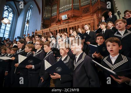 09 giugno 2022, Sassonia, Lipsia: Il coro dei St. Thomas Boys canta al concerto di apertura del Festival di Lipsia Bach nella chiesa di St. Thomas. Con il titolo 'Bach - We are Family', il festival dal 9 al 19 giugno è destinato a essere una riunione di famiglia della comunità Bach. Secondo gli organizzatori, Johann Sebastian Bach (1685-1750) sarà al centro, ma si ascolteranno anche opere dei suoi antenati che gli erano significativi, così come due composizioni dei suoi figli. Saranno offerti un totale di 153 eventi. Tra gli altri, 51 cori e 43 orchestre con circa 870 musicisti e numerosi soloi Foto Stock