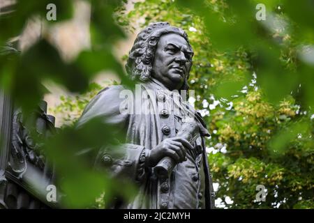 09 giugno 2022, Sassonia, Lipsia: Il memoriale di Bach si trova di fronte alla Chiesa di San Tommaso. Con il titolo 'Bach - We are Family', il festival dal 9 al 19 giugno è destinato a essere una riunione di famiglia della comunità Bach. Secondo gli organizzatori, Johann Sebastian Bach (1685-1750) sarà al centro dell'attenzione, ma si ascolteranno anche opere dei suoi antenati che gli erano significativi, oltre a due composizioni dei suoi figli. Saranno offerti un totale di 153 eventi. Tra gli altri, parteciperanno 51 cori e 43 orchestre con circa 870 musicisti e numerosi solisti. Foto: Jan Woitas/ Foto Stock