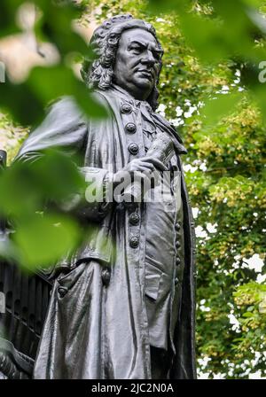 09 giugno 2022, Sassonia, Lipsia: Il memoriale di Bach si trova di fronte alla Chiesa di San Tommaso. Con il titolo 'Bach - We are Family', il festival dal 9 al 19 giugno è destinato a essere una riunione di famiglia della comunità Bach. Secondo gli organizzatori, Johann Sebastian Bach (1685-1750) sarà al centro dell'attenzione, ma si ascolteranno anche opere dei suoi antenati che gli erano significativi, oltre a due composizioni dei suoi figli. Saranno offerti un totale di 153 eventi. Tra gli altri, parteciperanno 51 cori e 43 orchestre con circa 870 musicisti e numerosi solisti. Foto: Jan Woitas/ Foto Stock