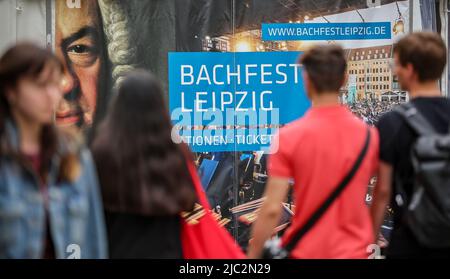 09 giugno 2022, Sassonia, Lipsia: Passerelle a piedi davanti a un padiglione del Festival di Bach nel centro di Lipsia. Con il titolo 'Bach - We are Family', il festival dal 9 al 19 giugno è destinato a essere una riunione di famiglia della comunità Bach. Secondo gli organizzatori, Johann Sebastian Bach (1685-1750) sarà al centro dell'attenzione, ma si ascolteranno anche opere dei suoi antenati che gli erano significativi, oltre a due composizioni dei suoi figli. Saranno offerti un totale di 153 eventi. Tra gli altri, parteciperanno 51 cori e 43 orchestre con circa 870 musicisti e numerosi solisti. Foto Stock