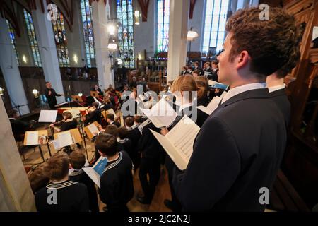 09 giugno 2022, Sassonia, Lipsia: Il coro dei St. Thomas Boys canta al concerto di apertura del Festival di Lipsia Bach nella chiesa di St. Thomas. Con il titolo 'Bach - We are Family', il festival dal 9 al 19 giugno è destinato a essere una riunione di famiglia della comunità Bach. Secondo gli organizzatori, Johann Sebastian Bach (1685-1750) sarà al centro, ma si ascolteranno anche opere dei suoi antenati che gli erano significativi, così come due composizioni dei suoi figli. Saranno offerti un totale di 153 eventi. Tra gli altri, 51 cori e 43 orchestre con circa 870 musicisti e numerosi soloi Foto Stock