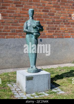 Madre e bambino di Liss Eriksson nel parco delle sculture del museo d'arte di Norrkoping a Norrkoping, Svezia. Foto Stock