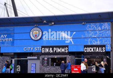 Manchester, Regno Unito. 9th giugno 2022. City Square Fanzone. I fan di ed Sheeran arrivano all'Etihad Stadium, Manchester, Inghilterra, Regno Unito, Isole britanniche mentre ed Sheeran inizia un'apparizione notturna di 4 ore. Lo stadio accoglierà 240.000 tifosi nelle 4 notti. Il City Square Fanzone dispone di ristoranti e di banchi di bevande per gli arrivi anticipati dal 4pm. Credit: Terry Waller/Alamy Live News Foto Stock