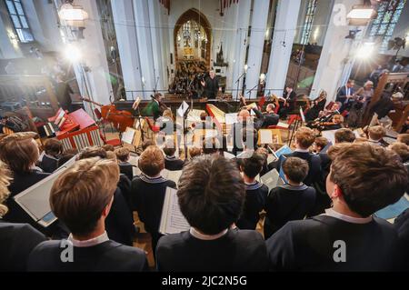 09 giugno 2022, Sassonia, Lipsia: Il coro St. Thomas Boys, diretto da Thomas Cantor Andreas Reize, canta al concerto di apertura del Festival di Lipsia Bach nella Chiesa di San Tommaso. Con il titolo 'Bach - We are Family', il festival dal 9 al 19 giugno è destinato a essere una riunione di famiglia della comunità Bach. Secondo gli organizzatori, Johann Sebastian Bach (1685-1750) sarà al centro, ma si ascolteranno anche opere dei suoi antenati che gli erano significativi, così come due composizioni dei suoi figli. Saranno offerti un totale di 153 eventi. Tra gli altri, 51 cori e 43 orchestre con ab Foto Stock