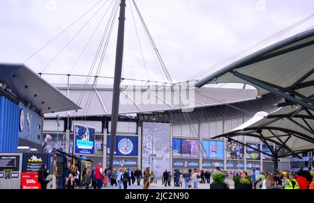 Manchester, Regno Unito. 9th giugno 2022. I fan di City Square Fanzone ed Sheeran arrivano all'Etihad Stadium, Manchester, Inghilterra, Regno Unito, Isole britanniche mentre ed Sheeran inizia un'apparizione notturna di 4 ore. Lo stadio accoglierà 240.000 tifosi nelle 4 notti. Il City Square Fanzone dispone di ristoranti e di banchi di bevande per gli arrivi anticipati dal 4pm. Credit: Terry Waller/Alamy Live News Foto Stock