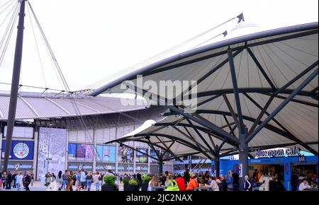 Manchester, Regno Unito. 9th giugno 2022. I fan di City Square Fanzone ed Sheeran arrivano all'Etihad Stadium, Manchester, Inghilterra, Regno Unito, Isole britanniche mentre ed Sheeran inizia un'apparizione notturna di 4 ore. Lo stadio accoglierà 240.000 tifosi nelle 4 notti. Il City Square Fanzone dispone di ristoranti e di banchi di bevande per gli arrivi anticipati dal 4pm. Credit: Terry Waller/Alamy Live News Foto Stock