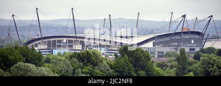 Manchester, Regno Unito. 9th giugno 2022. Vista dall'alto dell'Etihad Stadium, Manchester, Inghilterra, Regno Unito, Isole britanniche, Come ed Sheeran inizia un aspetto notturno 4. Lo stadio accoglierà 240.000 tifosi nelle 4 notti. Il City Square Fanzone dispone di ristoranti e di banchi di bevande per gli arrivi anticipati dal 4pm. Credit: Terry Waller/Alamy Live News Foto Stock