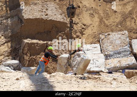 Gaza. 9th giugno 2022. Ingegneri e lavoratori palestinesi utilizzano gru per porre blocchi di cemento per prevenire l'erosione costiera, a Gaza, il 9 giugno 2022. Credit: Rizek Abdeljawad/Xinhua/Alamy Live News Foto Stock