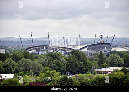 Manchester, Regno Unito. 9th giugno 2022. Vista dall'alto dell'Etihad Stadium, Manchester, Inghilterra, Regno Unito, Isole britanniche, Come ed Sheeran inizia un aspetto notturno 4. Lo stadio accoglierà 240.000 tifosi nelle 4 notti. Il City Square Fanzone dispone di ristoranti e di banchi di bevande per gli arrivi anticipati dal 4pm. Credit: Terry Waller/Alamy Live News Foto Stock