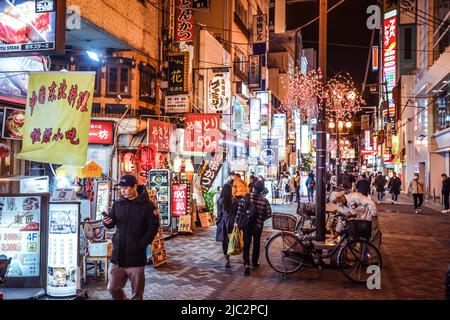 Via Dotonbari giapponese illuminata di notte a Osaka Foto Stock