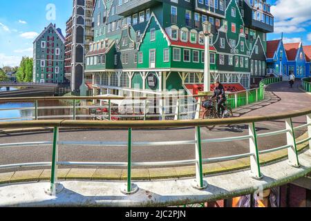 ZAANDAM, PAESI BASSI - 26th aprile 2022: Vista degli iconici Hotel Inntel Amsterdam Zaandam, uno degli hotel più riconoscibili nei Paesi Bassi e Th Foto Stock