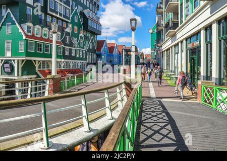 ZAANDAM, PAESI BASSI - 26th aprile 2022: Vista degli iconici Hotel Inntel Amsterdam Zaandam, uno degli hotel più riconoscibili nei Paesi Bassi e Th Foto Stock