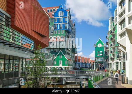 ZAANDAM, PAESI BASSI - 26th aprile 2022: Vista degli iconici Hotel Inntel Amsterdam Zaandam, uno degli hotel più riconoscibili nei Paesi Bassi e Th Foto Stock