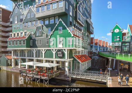 ZAANDAM, PAESI BASSI - 26th aprile 2022: Vista degli iconici Hotel Inntel Amsterdam Zaandam, uno degli hotel più riconoscibili nei Paesi Bassi e Th Foto Stock