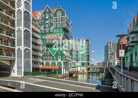 ZAANDAM, PAESI BASSI - 26th aprile 2022: Vista degli iconici Hotel Inntel Amsterdam Zaandam, uno degli hotel più riconoscibili nei Paesi Bassi e Th Foto Stock