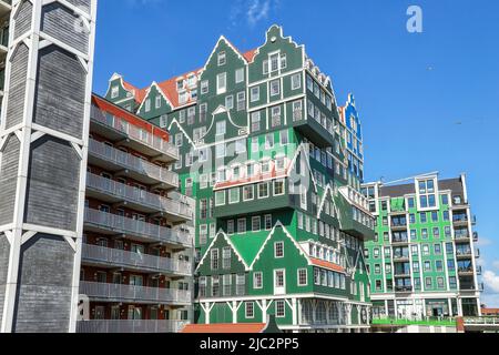 ZAANDAM, PAESI BASSI - 26th aprile 2022: Vista degli iconici Hotel Inntel Amsterdam Zaandam, uno degli hotel più riconoscibili nei Paesi Bassi e Th Foto Stock