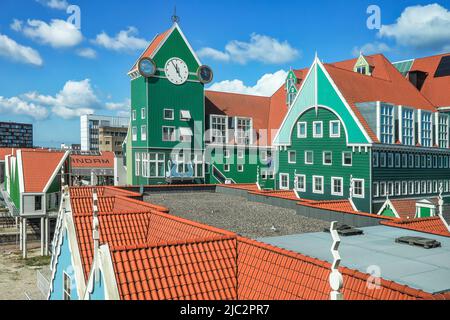ZAANDAM, PAESI BASSI - 26th aprile 2022: Vista dell'architettura iconica della stazione ferroviaria centrale di Zaandam, una delle più riconoscibili nei Paesi Bassi Foto Stock