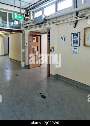 LETTERKENNY, CONTEA DI DONEGAL, IRLANDA - GIUGNO 09 2022 : il Ward Covid è ancora occupato. Foto Stock