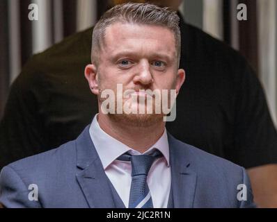 pic mostra: Tommy Robinson alla High Court oggi lasciando 9.6.22 Foto di Gavin Rodgers/ Pixel8000 Foto Stock