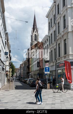 Ixelles, capitale di Bruxelles - Belgio - 06 22 2020 Coppia giovane che cammina nel quartiere di Saint Boniface Foto Stock