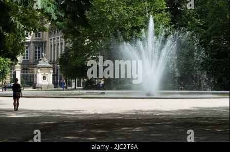 Città vecchia di Bruxelles - Belgio - 06 25 2019 Vista sulla fontana al Parc de Bruxelles - Warandepark in una calda giornata estiva Foto Stock