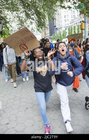 Gli studenti di venerdì 3rd giugno hanno camminato fuori dalle loro scuole in occasione del National Gun violence awareness Day dopo le recenti sparatorie di massa a marzo e dimostrare a New York City. Molti di loro hanno portato arancione in solidarietà per le vittime della violenza delle armi. Foto Stock