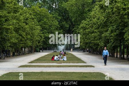 Centro di Bruxelles, Regione capitale di Bruxelles - Belgio - 06 20 2020 famiglia marocchina che ha un picnic e un uomo d'affari durante la pausa pranzo nel p Foto Stock