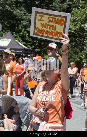 Moms Demand Action NYC commemora Wear Orange con il suo rally annuale & Walk for Gun Law Reform in Solidarity with Survivor dalla violenza delle armi da Foley Square a Lower Manhattan attraverso il ponte di Brooklyn. Foto Stock